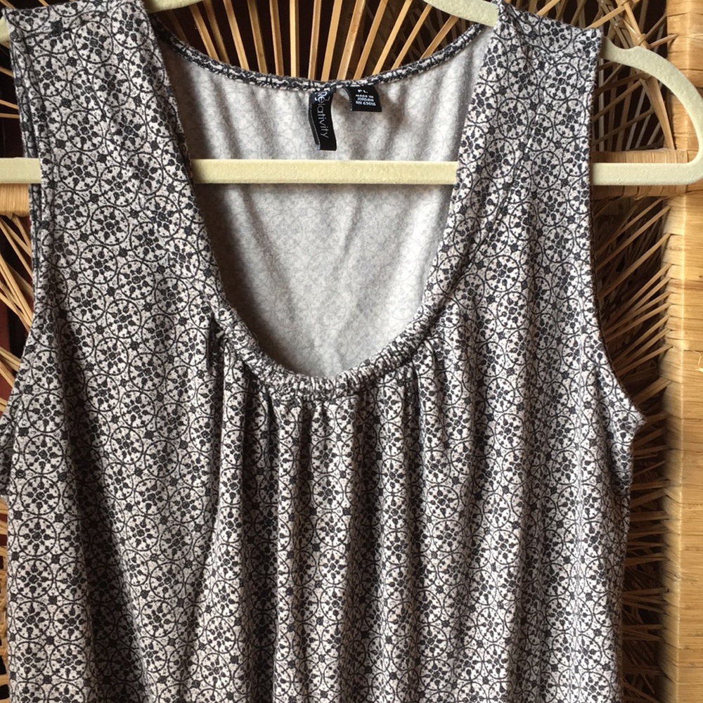 3/$20 RELATIVITY Sleeveless Pleated Chest Medallion Pattern Tank Top Petite Lg